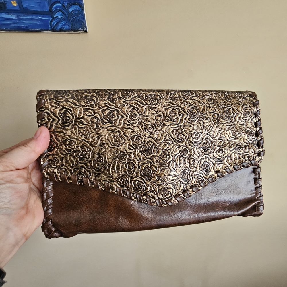 Non branded clutch